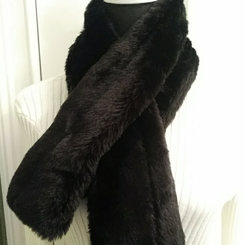 GUESS LOS ANGELES FAUX BLACK MINK WRAP/SCARF